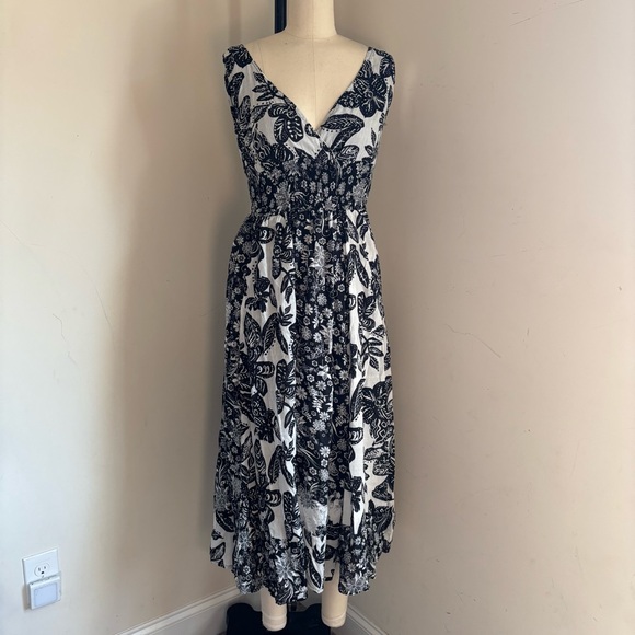 Jane Ashley Dresses & Skirts - Black and white floral print midi dress with V-neck and elastic waist